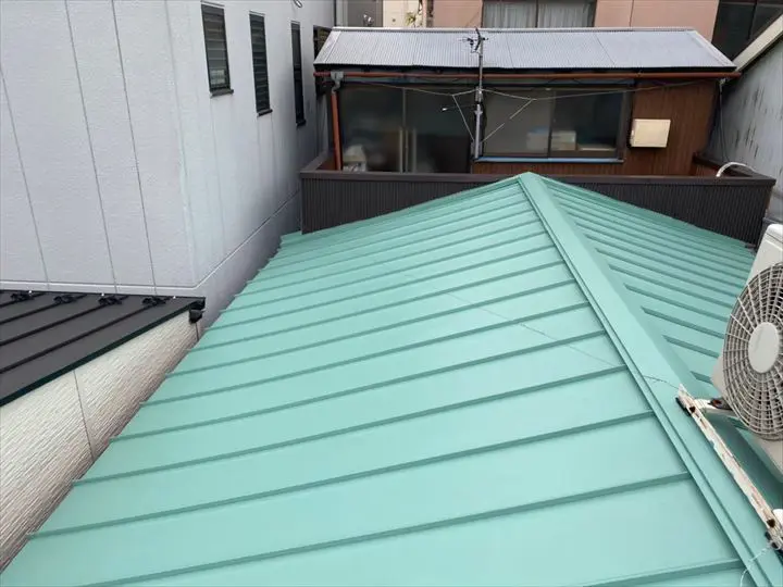緑青の金属屋根で完成